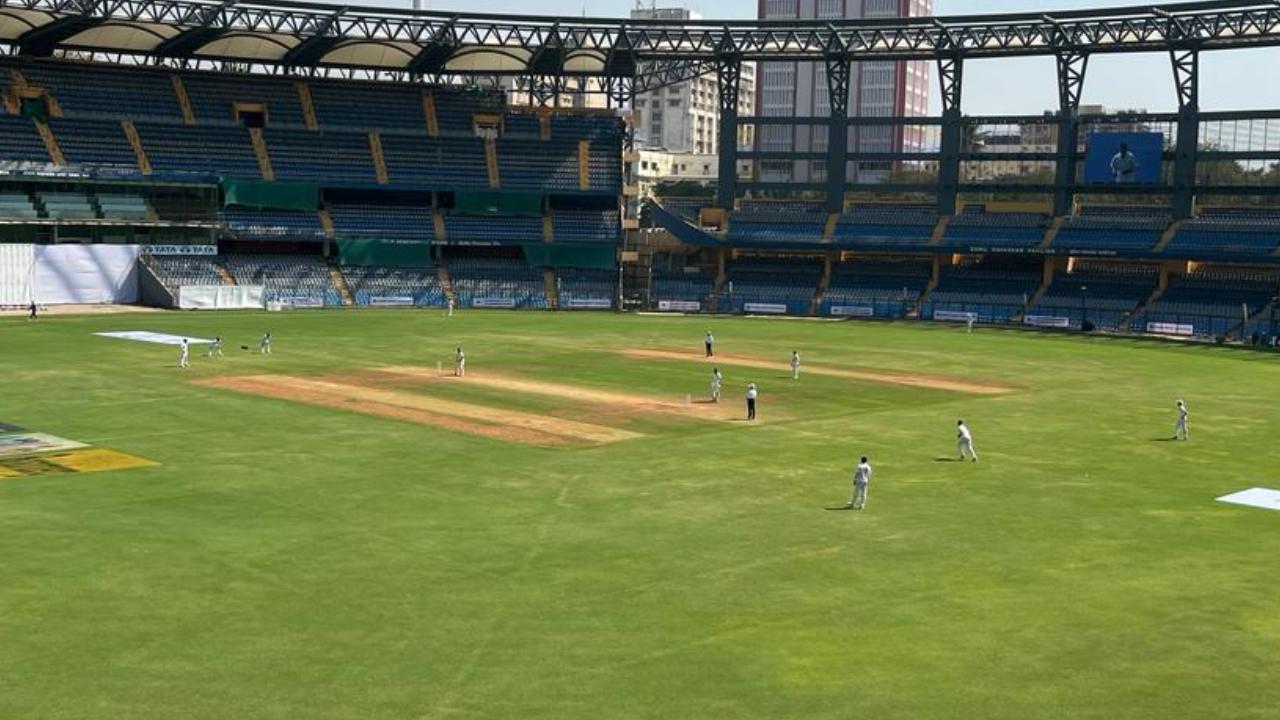 Mumbai resumed their batting at 141 runs on Day 3 of the Ranji Trophy finals at the Wankhede Stadium