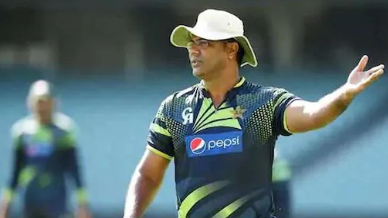 Waqar Younis
Former Pakistan fast bowler Waqar Younis comes third on the list. Younis in 87 tests registered 1,010 runs with a half-century. The pacer was once a mainstay of Pakistan's bowling and also has 373 test wickets under his belt