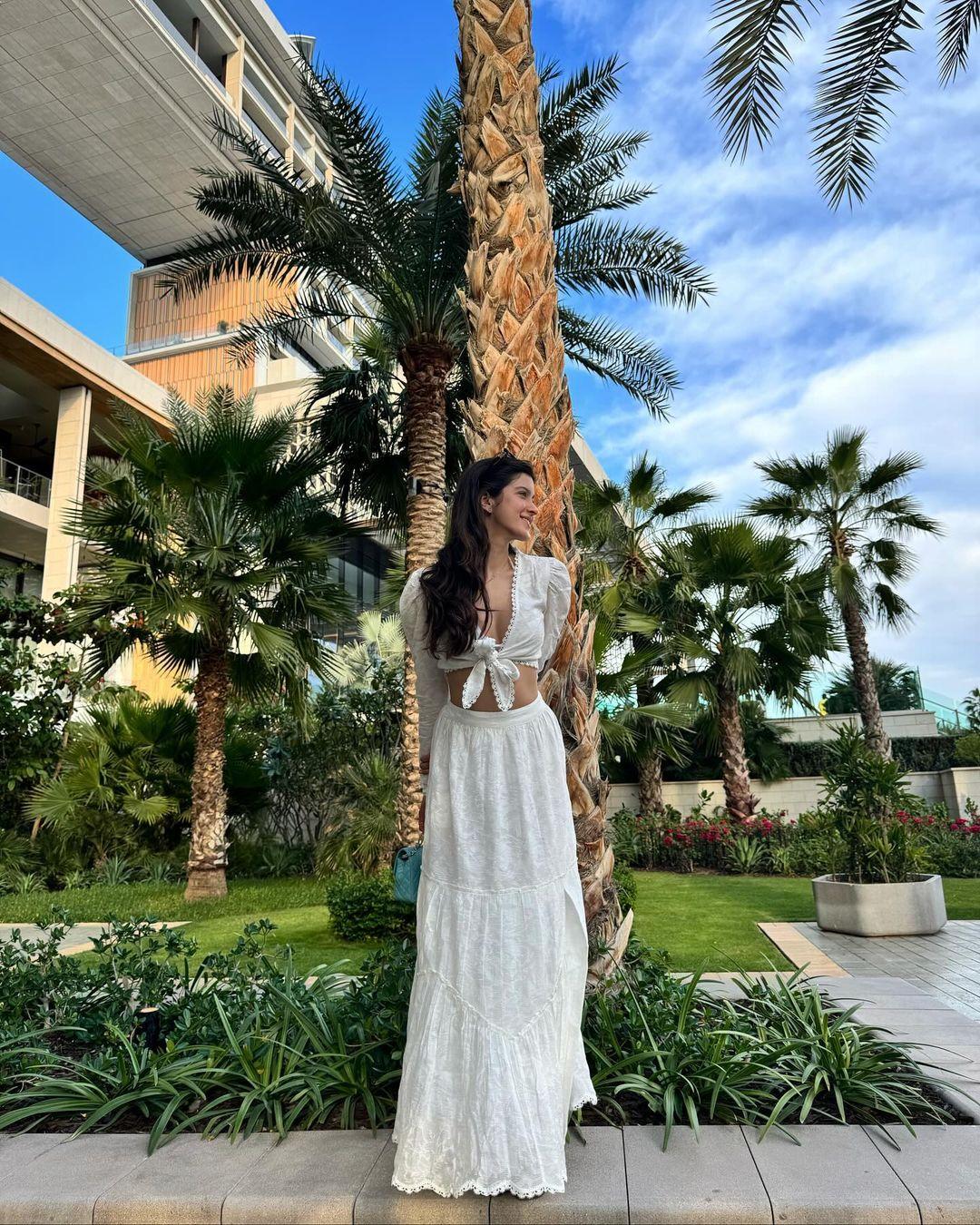 This Holi, if you have plans with your loved ones to visit a resort and want to wear something beautiful, ace your look like Shanaya Kapoor. In this look, the actress paired a crop top with a matching white long skirt.