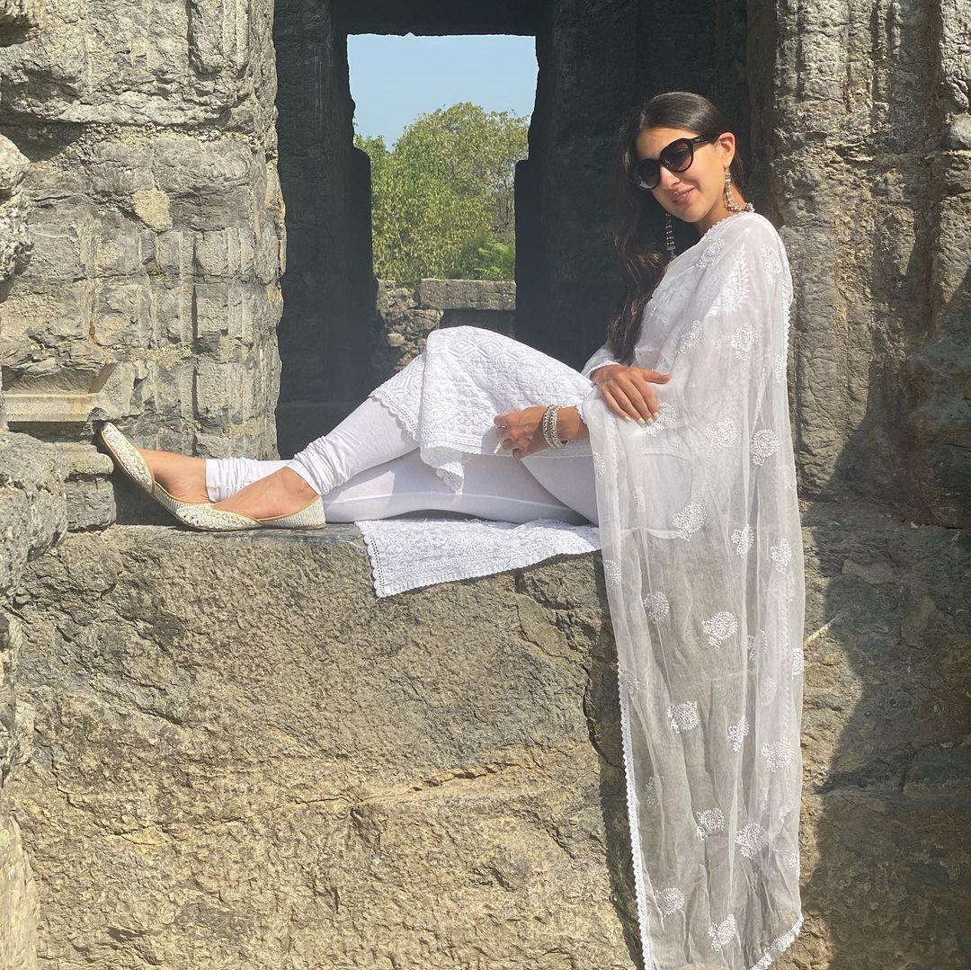 For Holi Sammaroh and family members coming over, wear this white chikankari kurta set just like Sara Ali Khan and ace your look at the Holi function