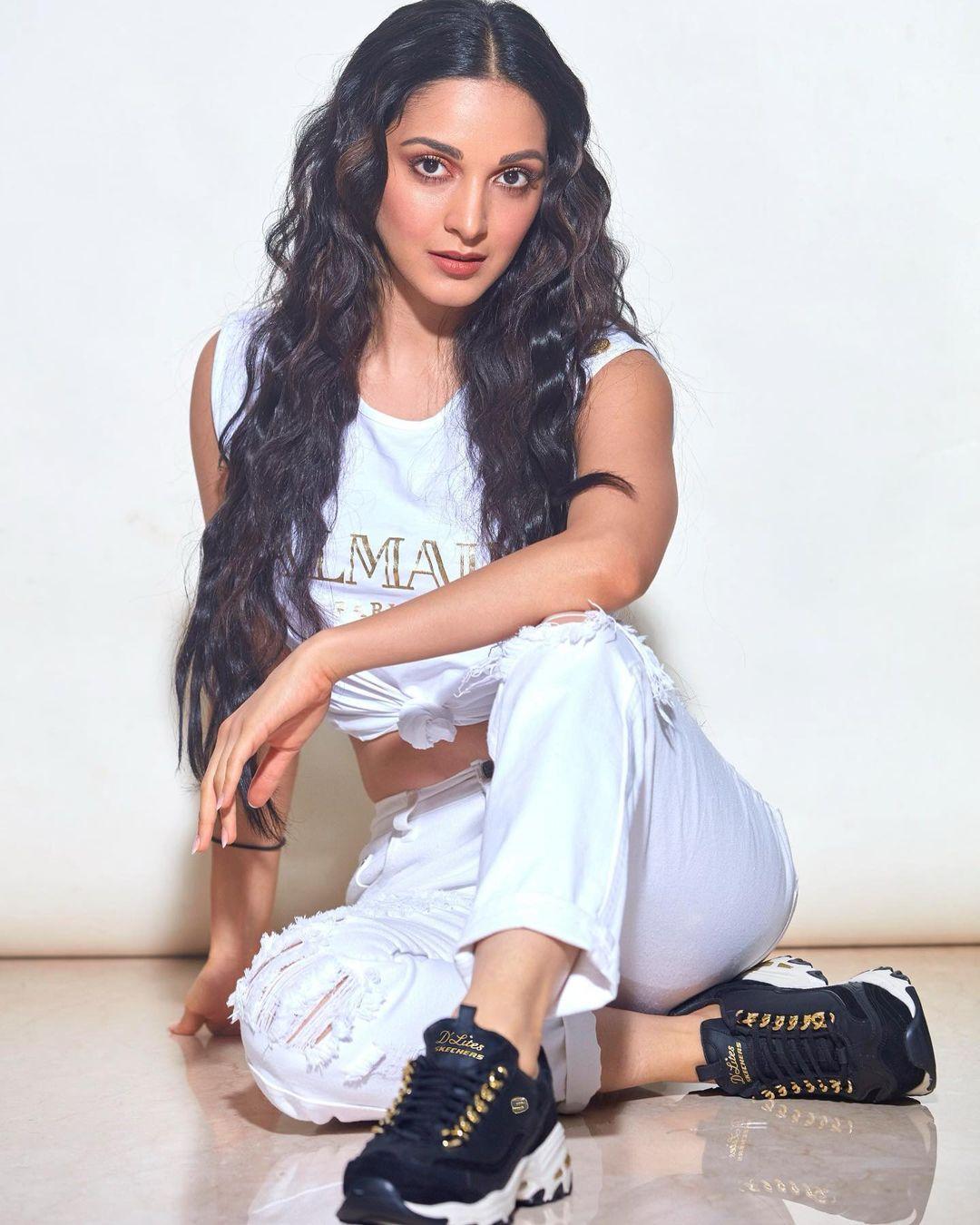 If today's going to be a long day for you and you want something comfortable and sporty, then go with Kiara Advani's look. Wear comfortable jeans and pair them with a crop top and sports shoes. The actress added a touch of fun by adding curls to her hair