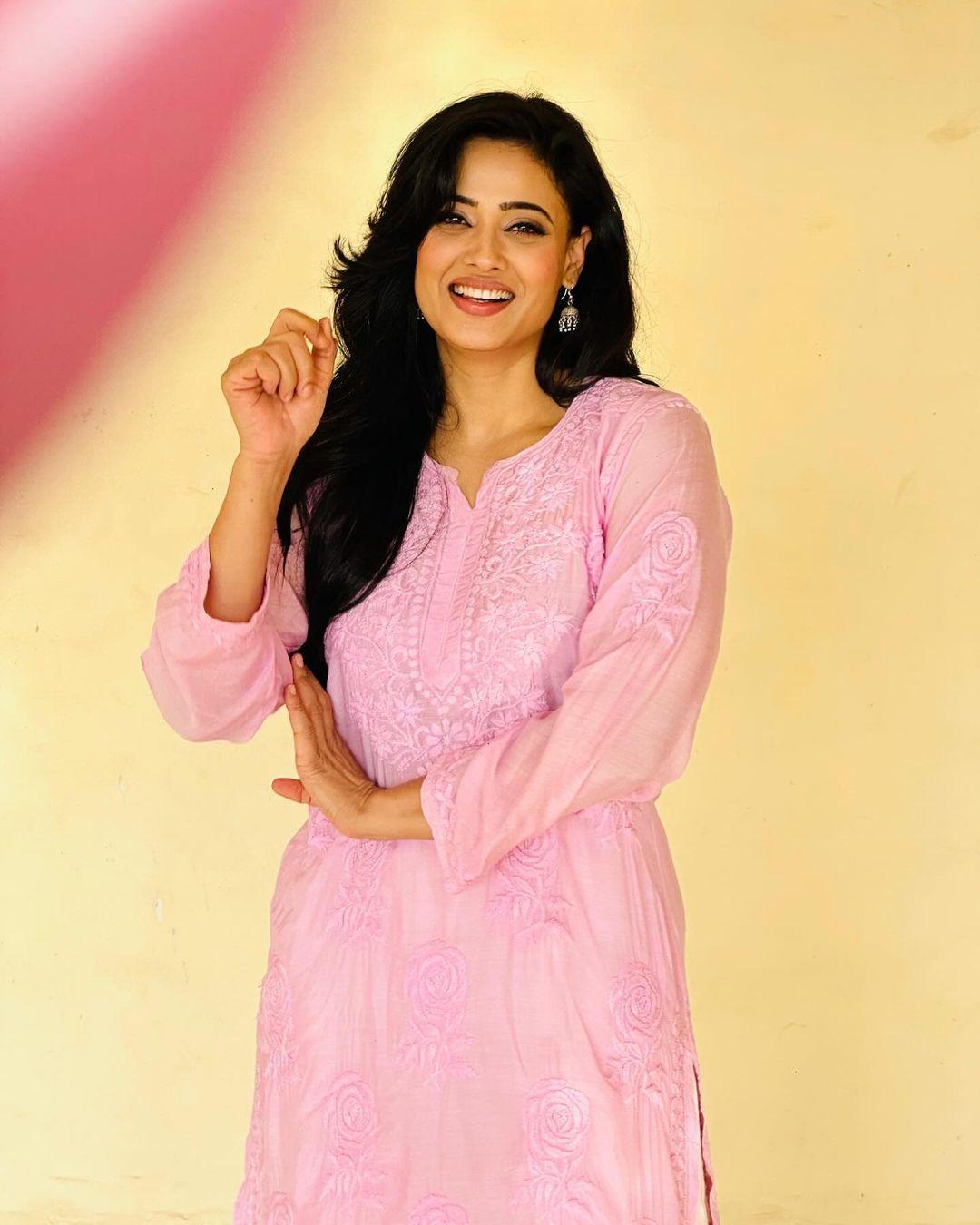 Shweta Tiwari gave us a perfect example of how to ace your look minimally. Shweta wore a lilac chikankari suit and added small jhumkas to enhance the look