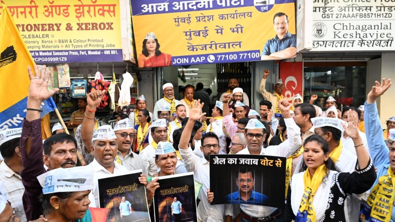 The AAP Mumbai leaders during a celebration in Mumbai on Friday. Pics/Anurag Ahire