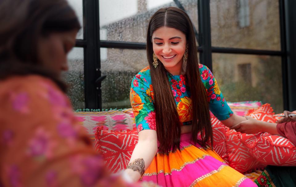 Anushka Sharma had a very intimate wedding, and when the pics from her circulated, it wowed everyone. For the stunning Mehendi ceremony, the actress wore a stunning pink and yellow long skirt and paired it with a multicoloured floral gow