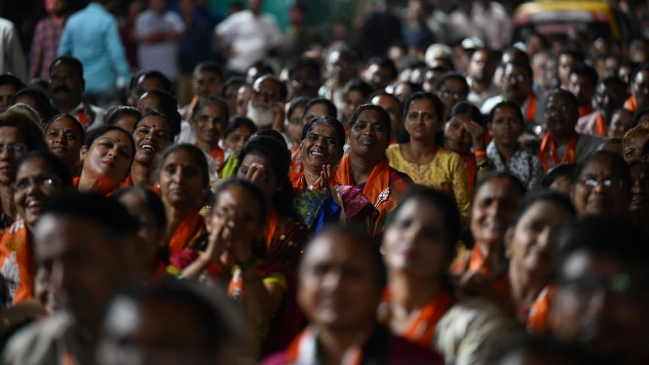 In 2014, Arvind Sawant, sprang a surprise by defeating the then Congress MP Milind Deora from Mumbai South constituency by about 128,000 votes