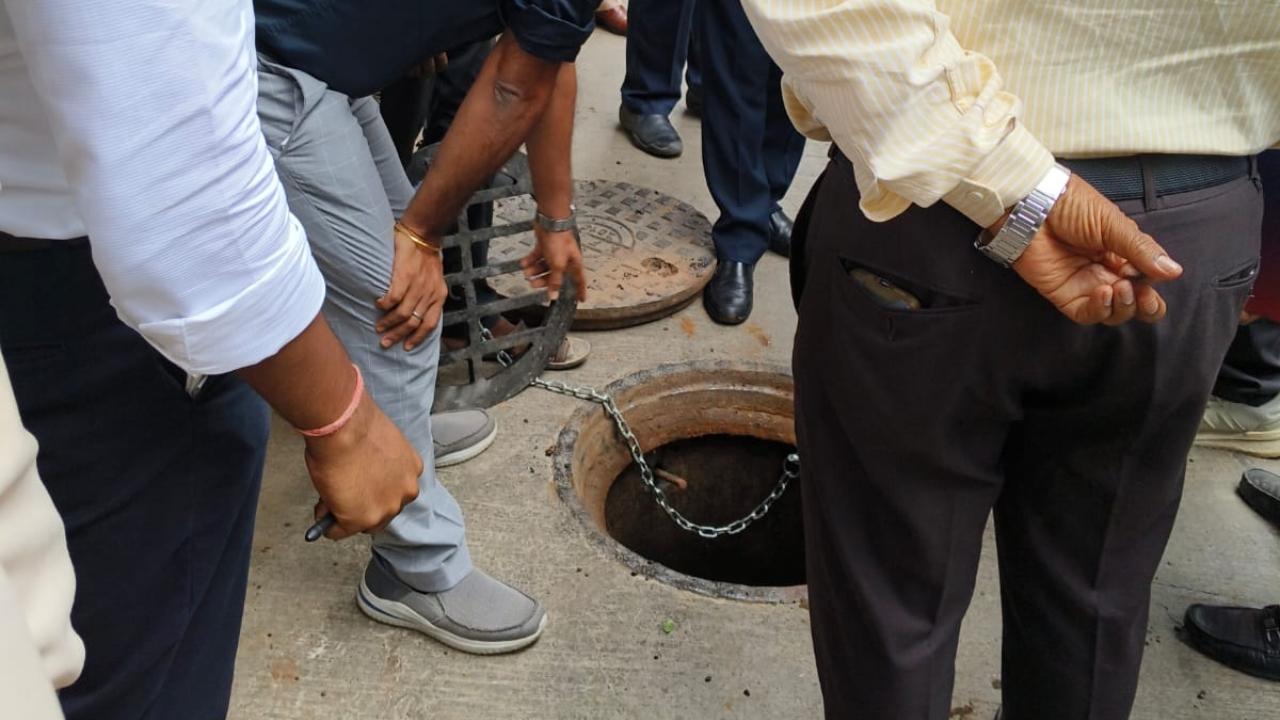 It said that under the guidance of BMC Commissioner and Administrator Bhushan Gagrani, silt removal from rivers and streams across Mumbai has gained significant momentum. The initiative aims to prevent blockages and ensure that water flows smoothly through the drainage systems during the monsoon in Mumbai