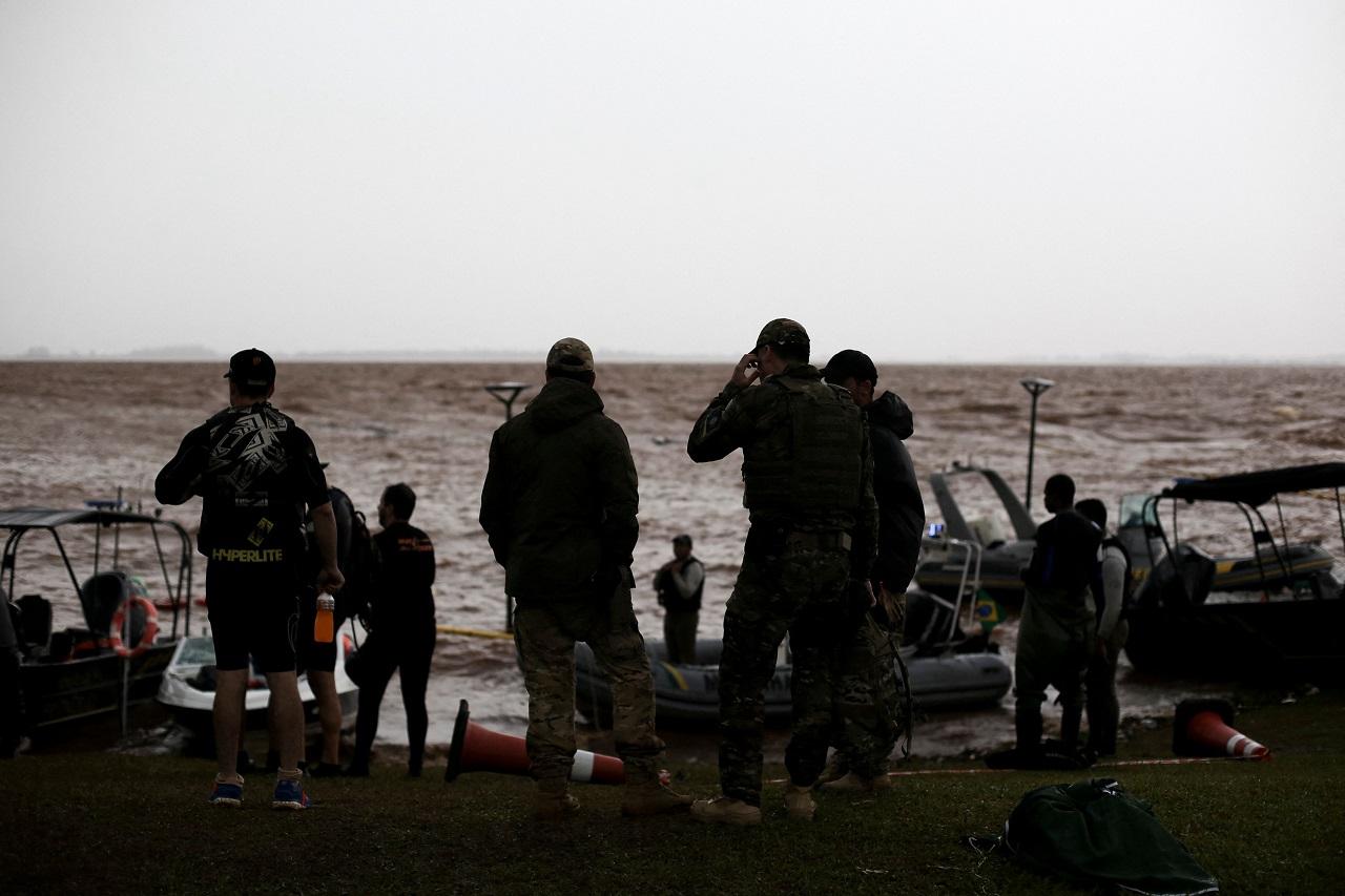 More storms are expected in the state, with lightning strikes and wind gusts reaching up to 100 kilometers per hour (62 mph) in the south, according to Cátia Valente, the meteorologist in the state's situation room