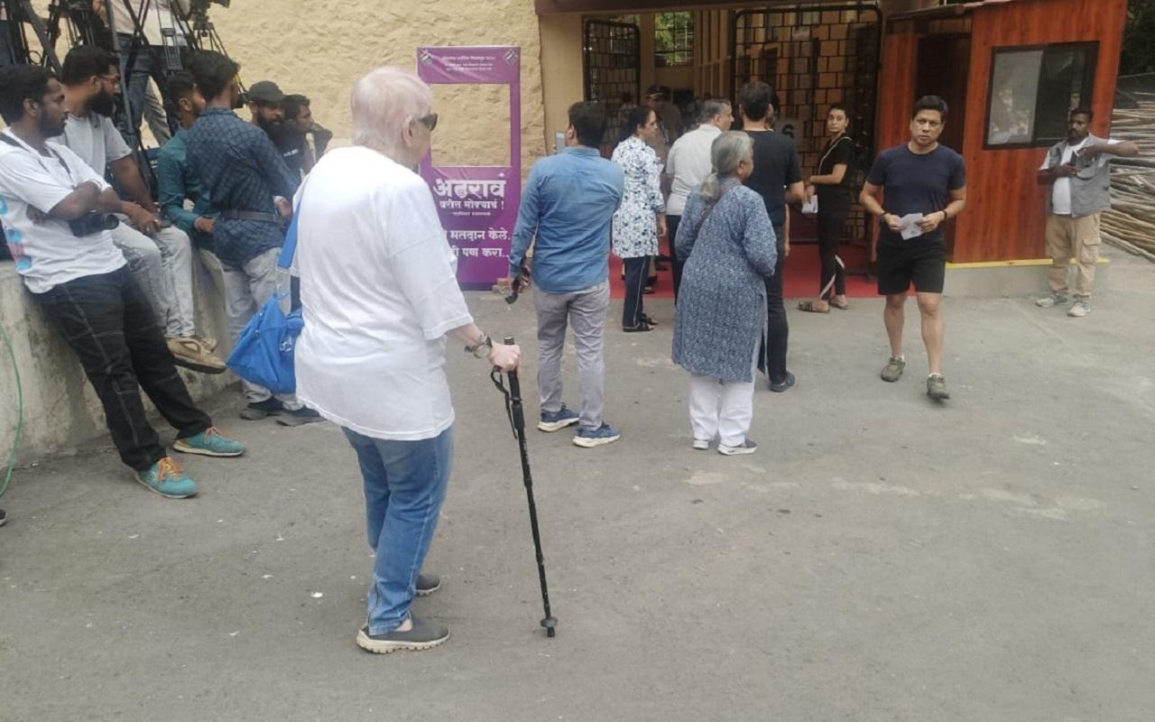 Voters queued up in large numbers at the polling booths before 7 am to exercise their franchise for elections to the Lok Sabha constituencies in Mumbai