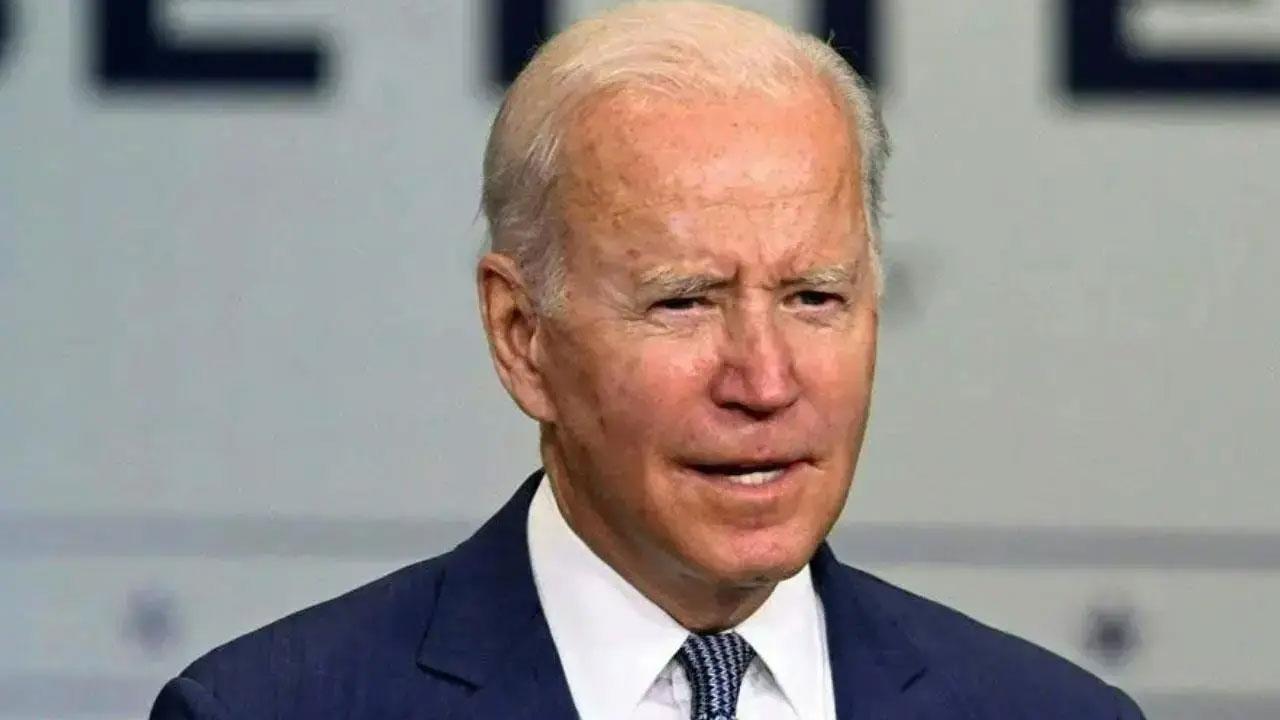 Federal judge temporarily halts Biden plan to lower credit card late fees to USD 8