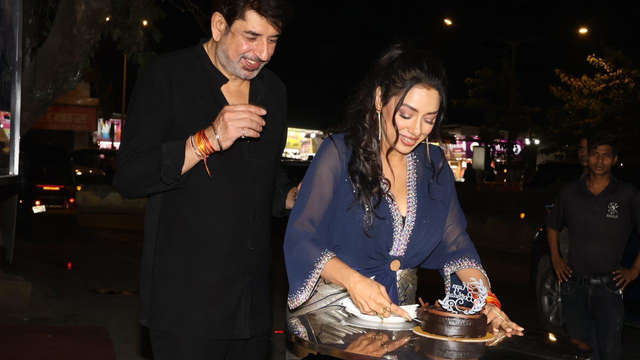 In pic: Rupali Ganguly cut cake with her husband. Pic/Yogen Shah