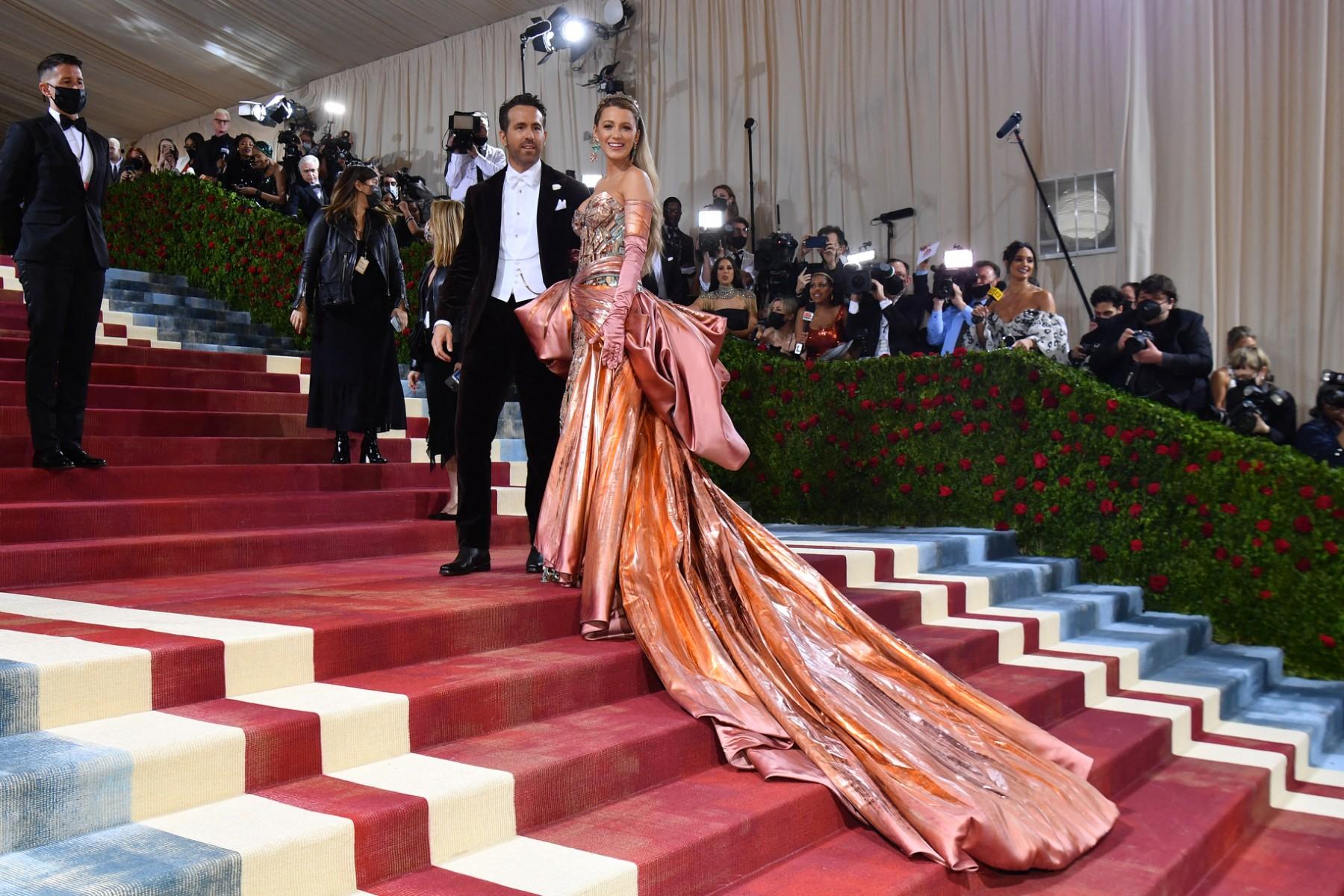 Then, she untied the bow to reveal a beautiful blue train, inspired by the constellation decorations found at Grand Central station. She even swapped her rose-coloured gloves for a matching blue pair. And let's not forget about her seven-tier crown, a subtle nod to the seven rays of the Statue of Liberty. (Pic/AFP)