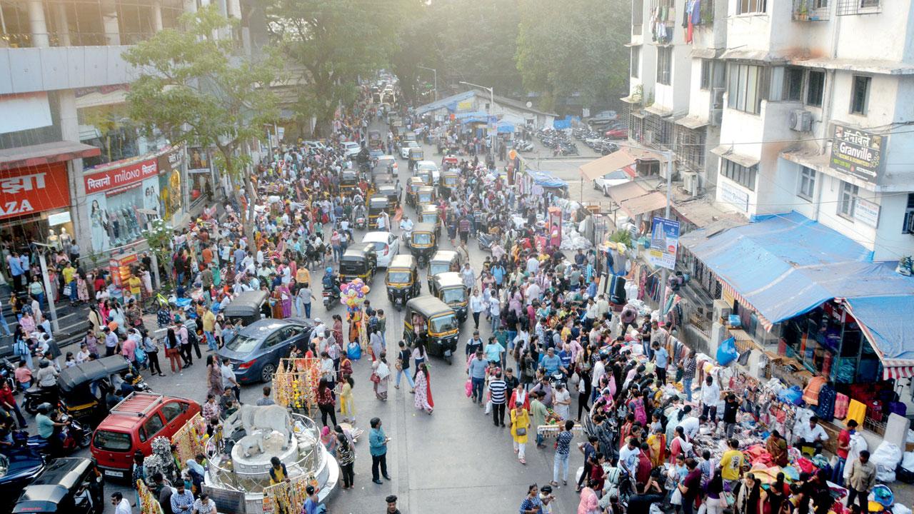 Hawkers on a congested road in Borivli West. Pic/Satej Shinde