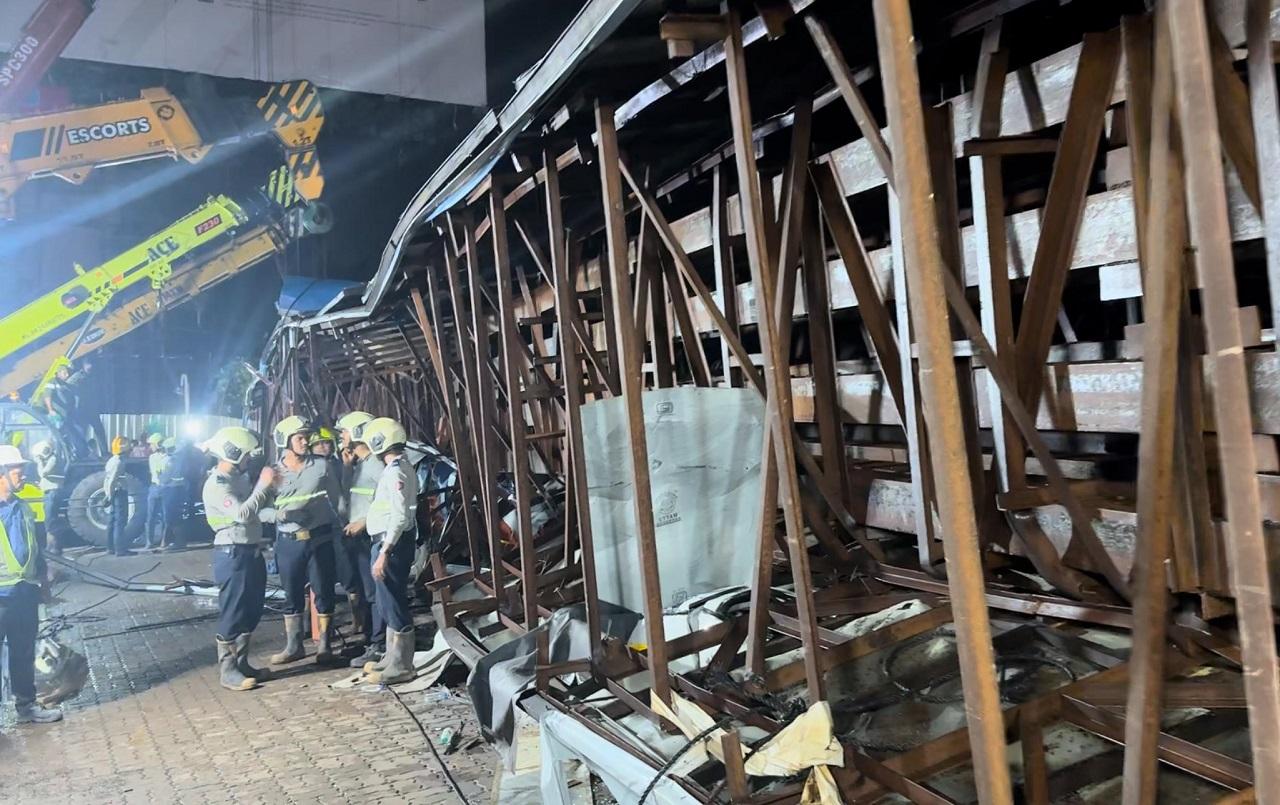 The death toll in the hoarding collapse incident in Mumbai's Ghatkopar area has risen to 14 while 74 people are injured, civic officials said on Tuesday morning