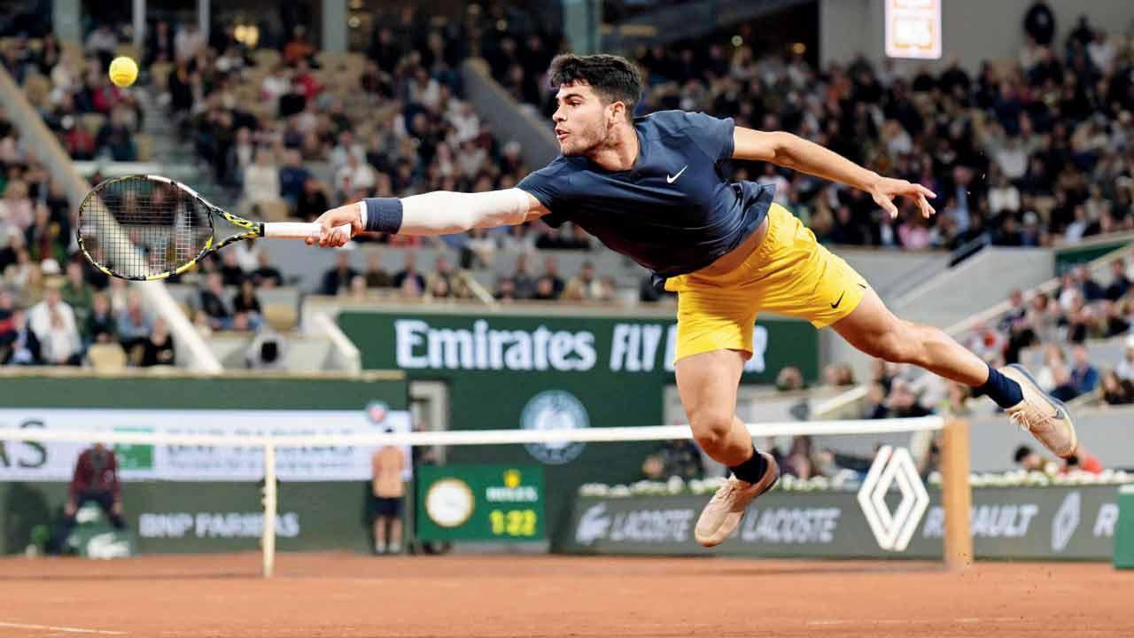 Alcaraz survives scare; hails qualifier De Jong
