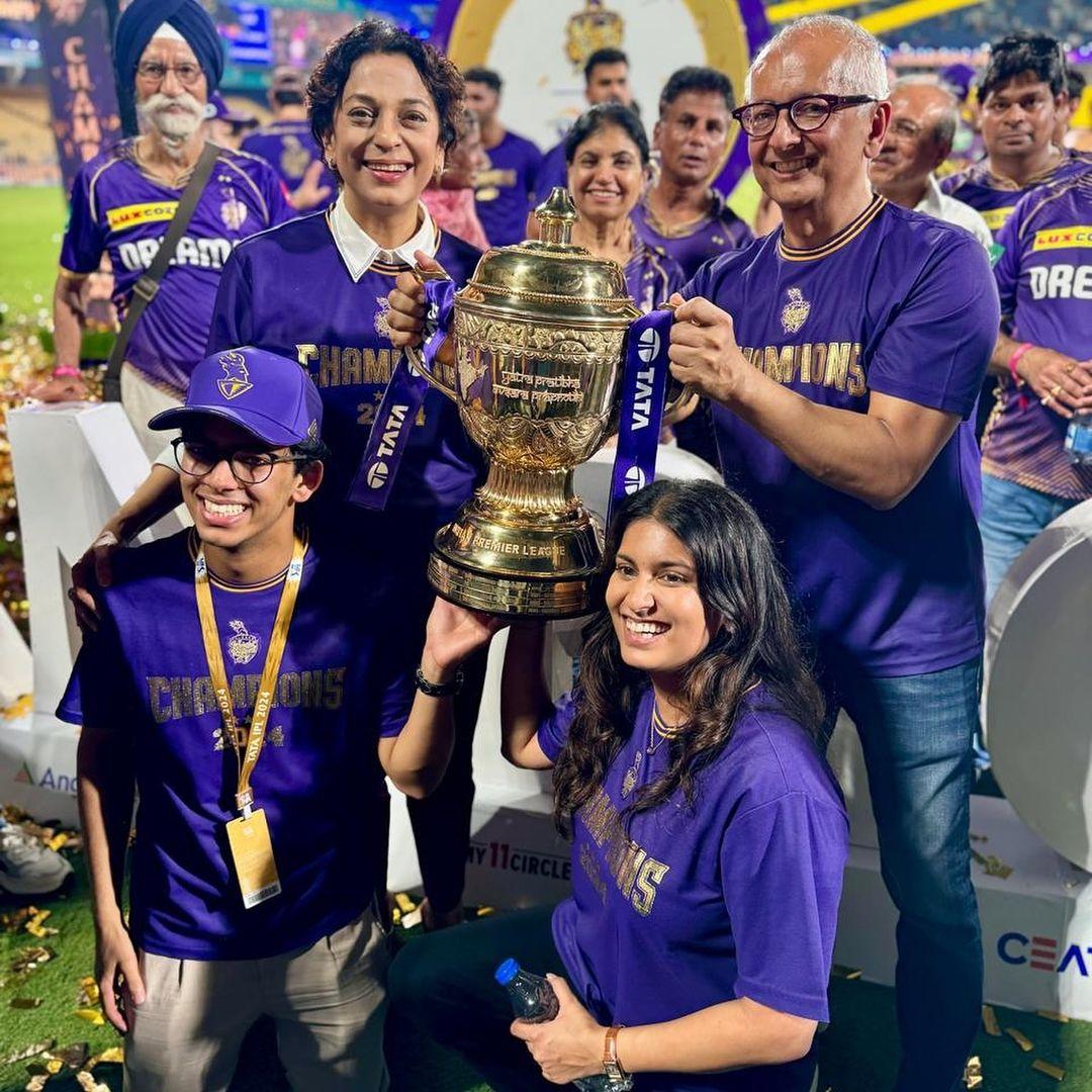 Juhi Chawla also went and posed with the trophy. In this picture, we can also spot her husband and businessman Jay Mehta
