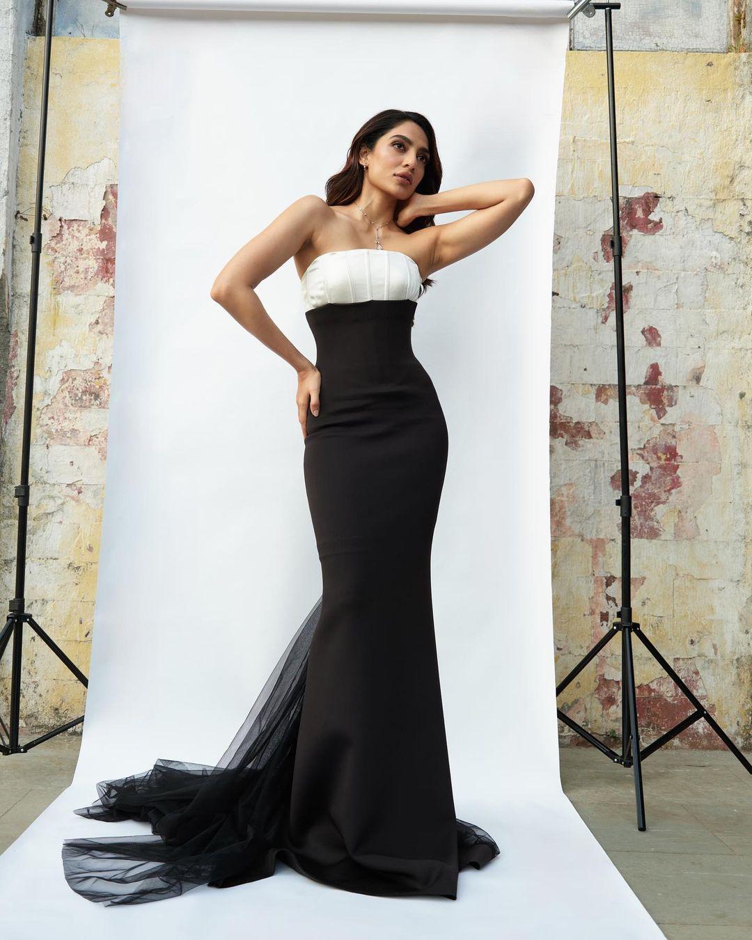 Sobhita Dhulipala impressed in a two-tone black and white gown, proving that she can rock a bodycon dress with grace and poise. The contrasting colours and sleek design highlighted her elegant silhouette, making it a memorable and sophisticated look