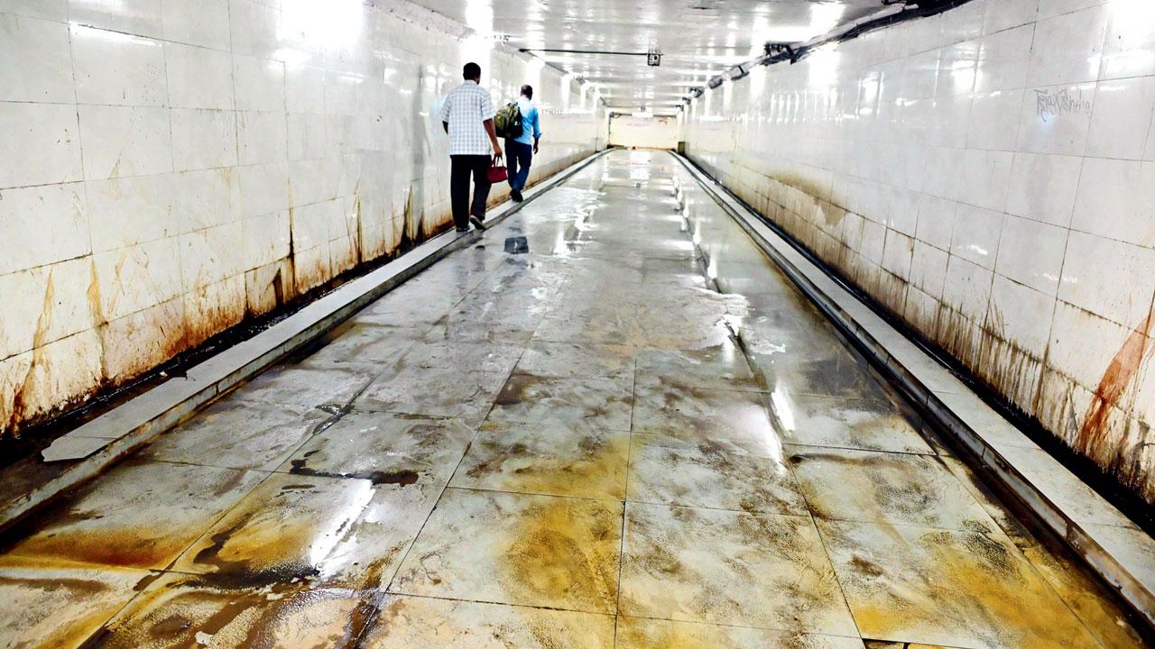 Sewage leakage inside the subway. Pics/Shadab Khan