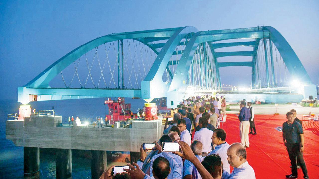 Mumbai: Second girder on Coastal Road launched