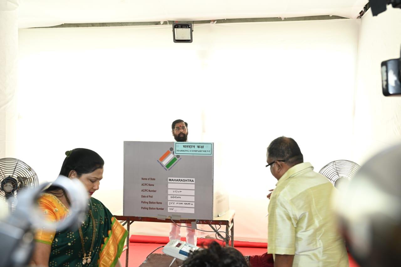 The other constituencies of Maharashtra where polling is underway include Dhule, Dindori, Nashik, Kalyan, Palghar, Bhiwandi and Thane