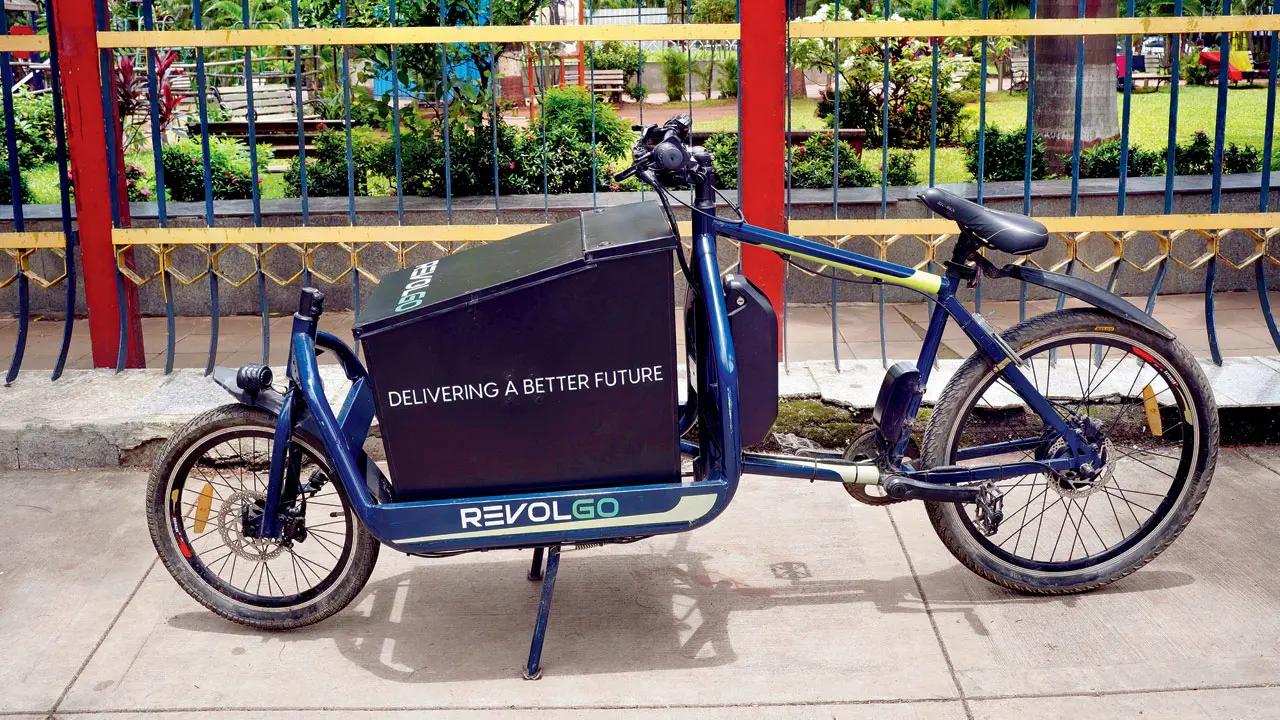 Packed with a not-so-usual giant basket in the front, the e-bike is just like any other bicycle but with an accelerator. The rider can either use the throttle to speed up or pedal down to her destination at a maximum speed of 25 km (per hour), meaning that no prior licensing is required to acquire or ride it