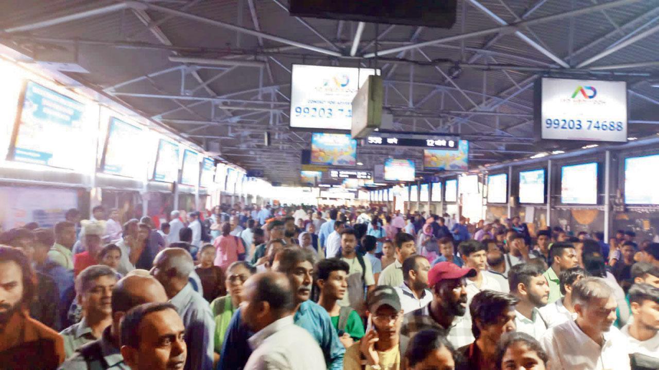 Modi’s roadshow paralyses public transport, help to rescue site delayed