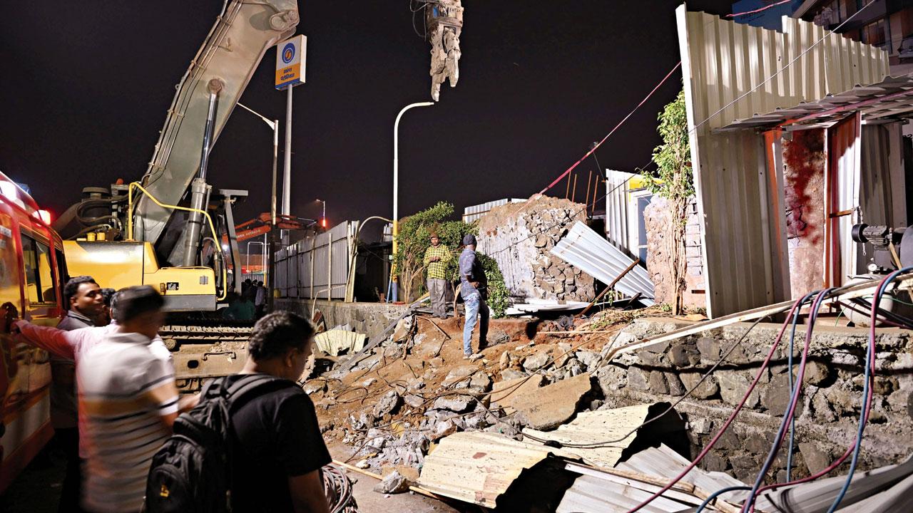 Operations were on at the site of the hoarding collapse in Ghatkopar East on Tuesday night. Pic/Sayyed Sameer Abedi