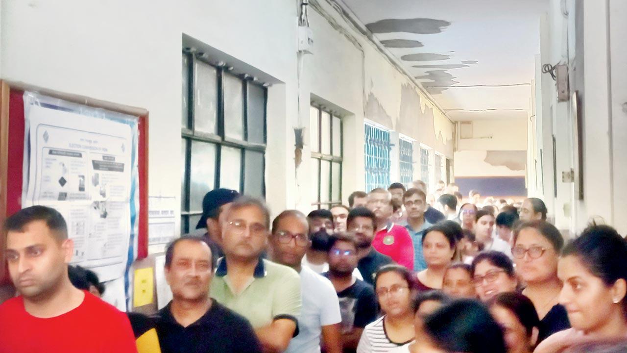 Crowd standing in long queue to vote at Don Bosco School in Borivli  Pics/Satej Shinde