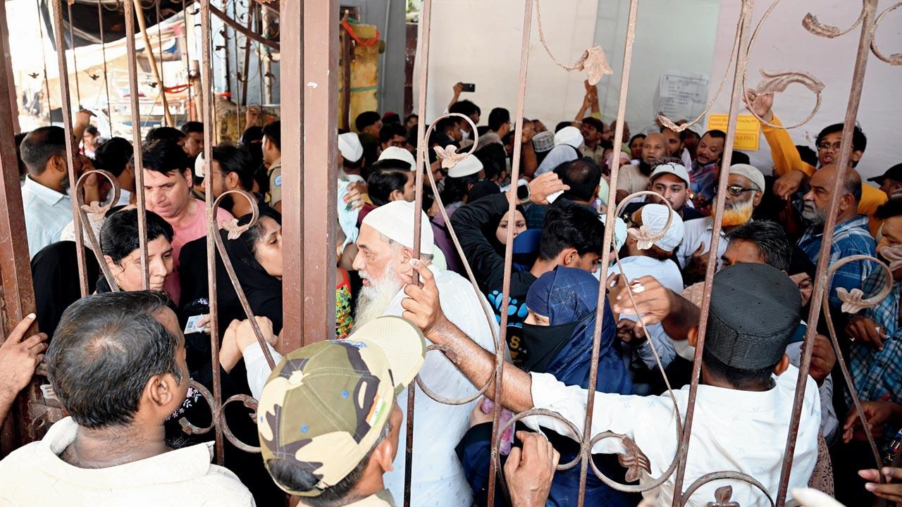 CISF officials trying to control the crowd in Mumbra