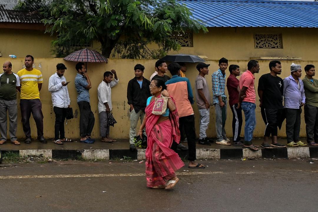 People arrive in large numbers to cast their vote for Lok Sabha polls