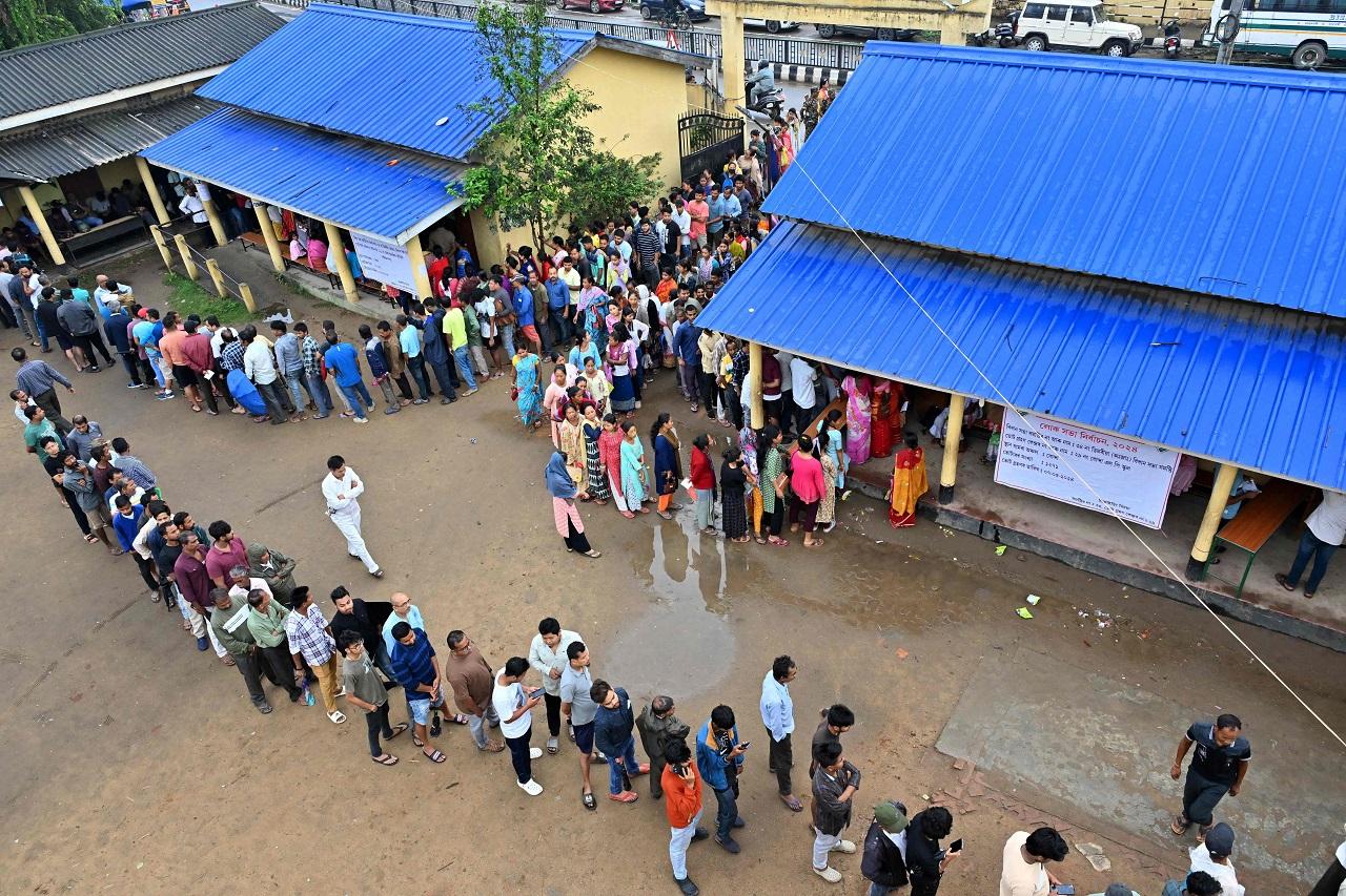 Maharashtra witnessed the lowest voting percentage with 18.8 per cent voters exercising their franchise till 11 am, while West Bengal recorded the highest with 32.82 per cent