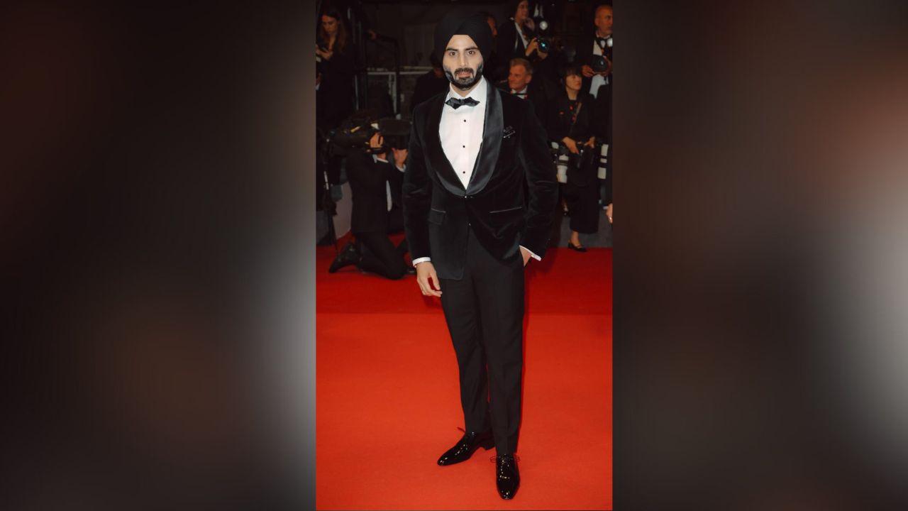 As far as his red carpet is concerned, he was styled by the celebrity stylist Eka Lakhani, with his outfit designed by Rachit Ajmera.