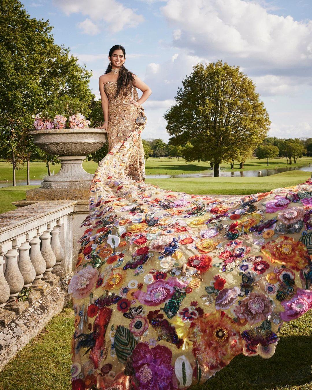 This hand-embroidered saree took over 10,000 hours to make. 