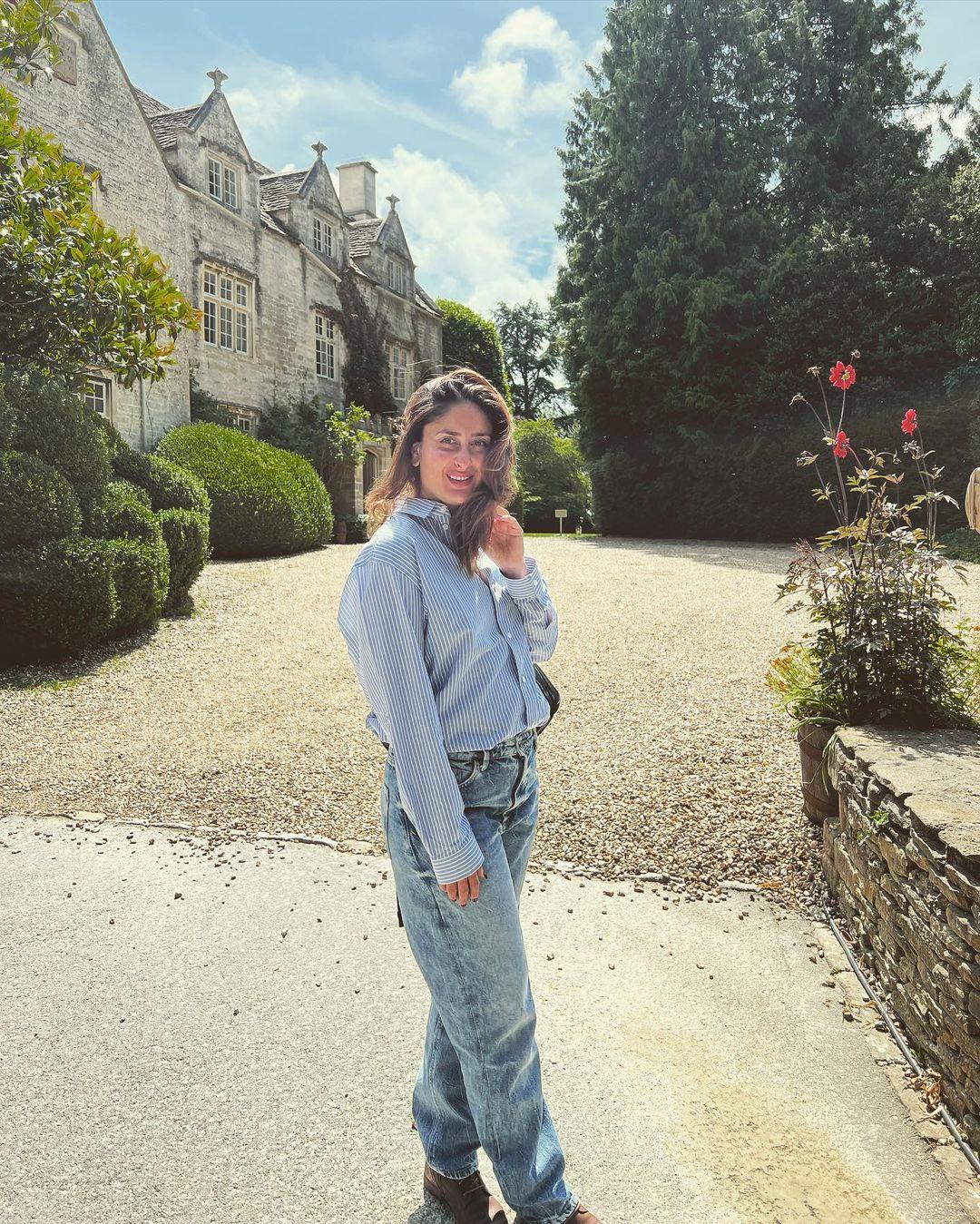 During their time in the UK, they also visited England. In this picture, Kareena posed in front of a pretty palace in the Cotswolds