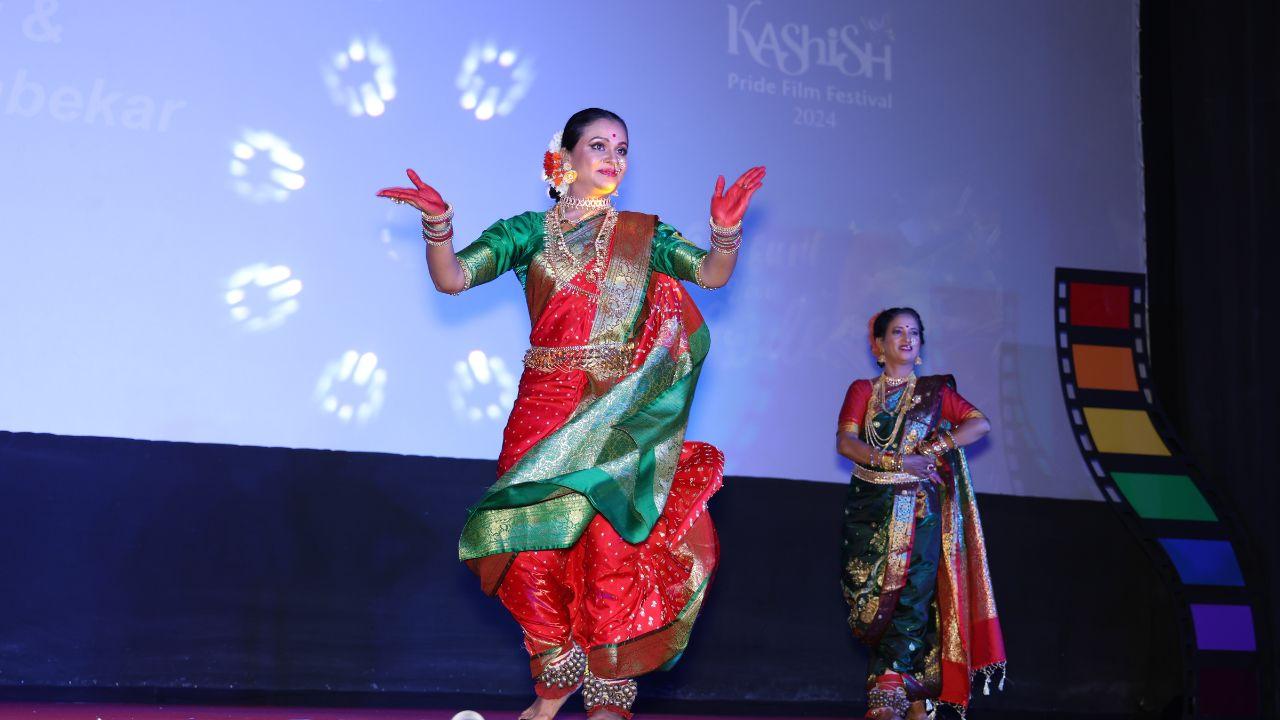 The hosts for the night were Anu Menon aka Lola Kutty & SeduQtress SoniQa who entertained the audiences with their fun banter and lively presence on stage.  