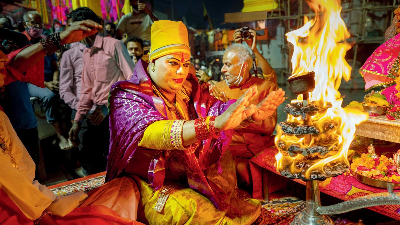 Pavitra Maa is the Modeleshwar (superior of the province) from Kinnar Akhara, who attended the Ganga aarti as chief guest on the day Satankar shot her. “In the times we live in, where the LGBTQ cause is very much alive, the Kinnar Akhara holds a very special place.”