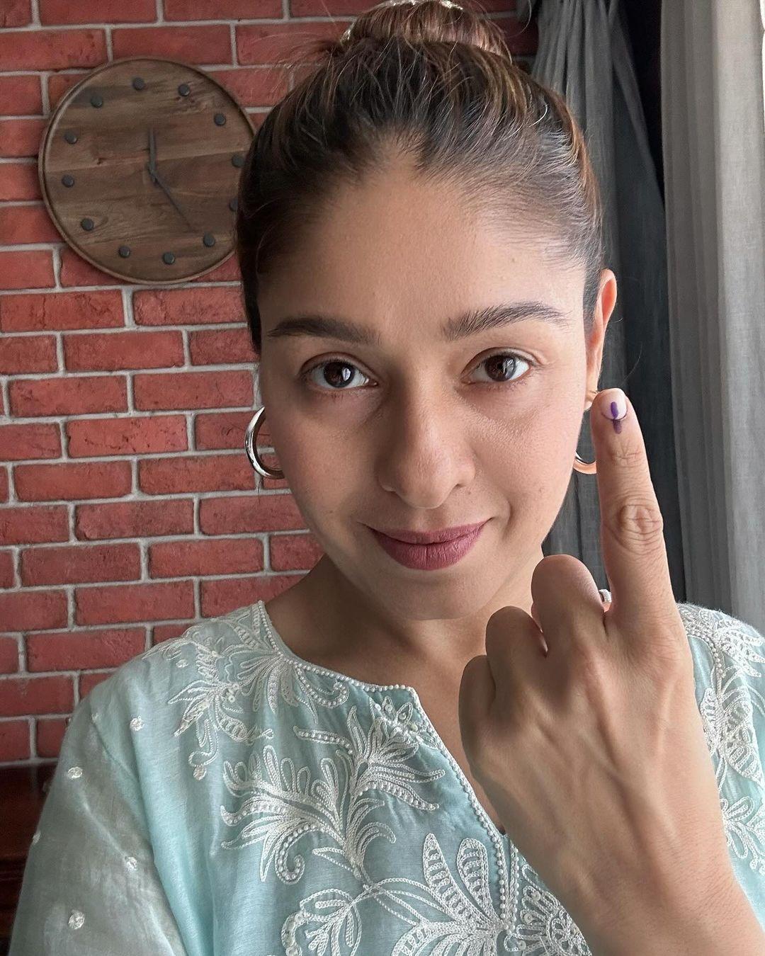 Sunidhi Chauhan also dropped a selfie as she urged public to vote in the fifth phase of Lok Sabha elections