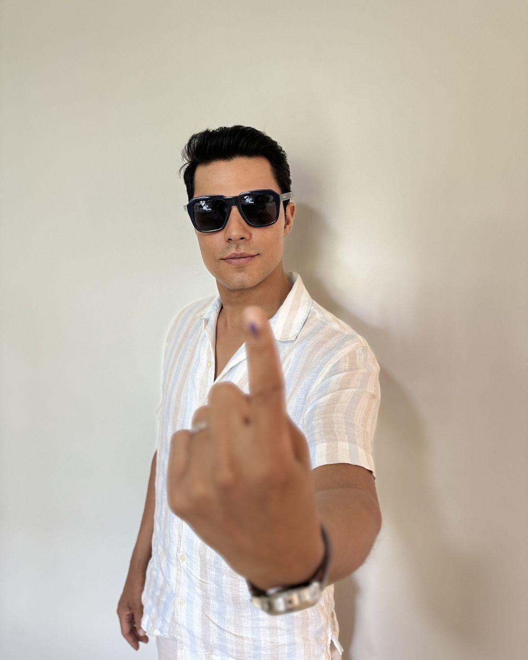 Randeep Hooda took to Instagram and posted a picture in a white shirt. The actor was seen flaunting his inked finger as he cast his vote