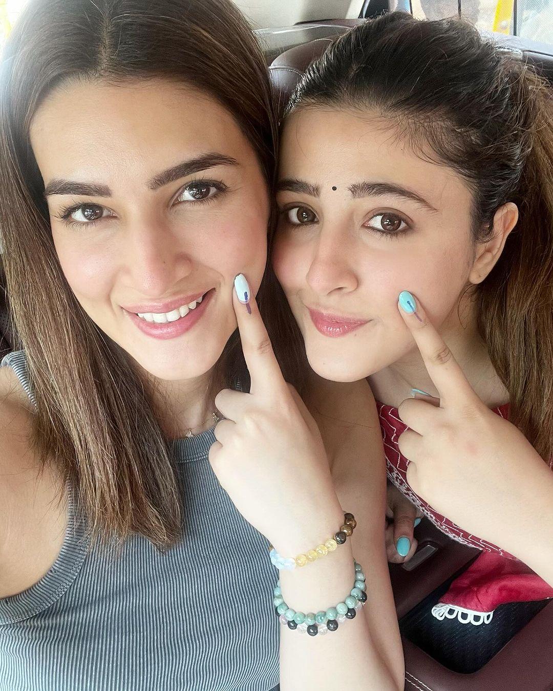 Kriti Sanon and Nupur Sanon posed together after coming back 
