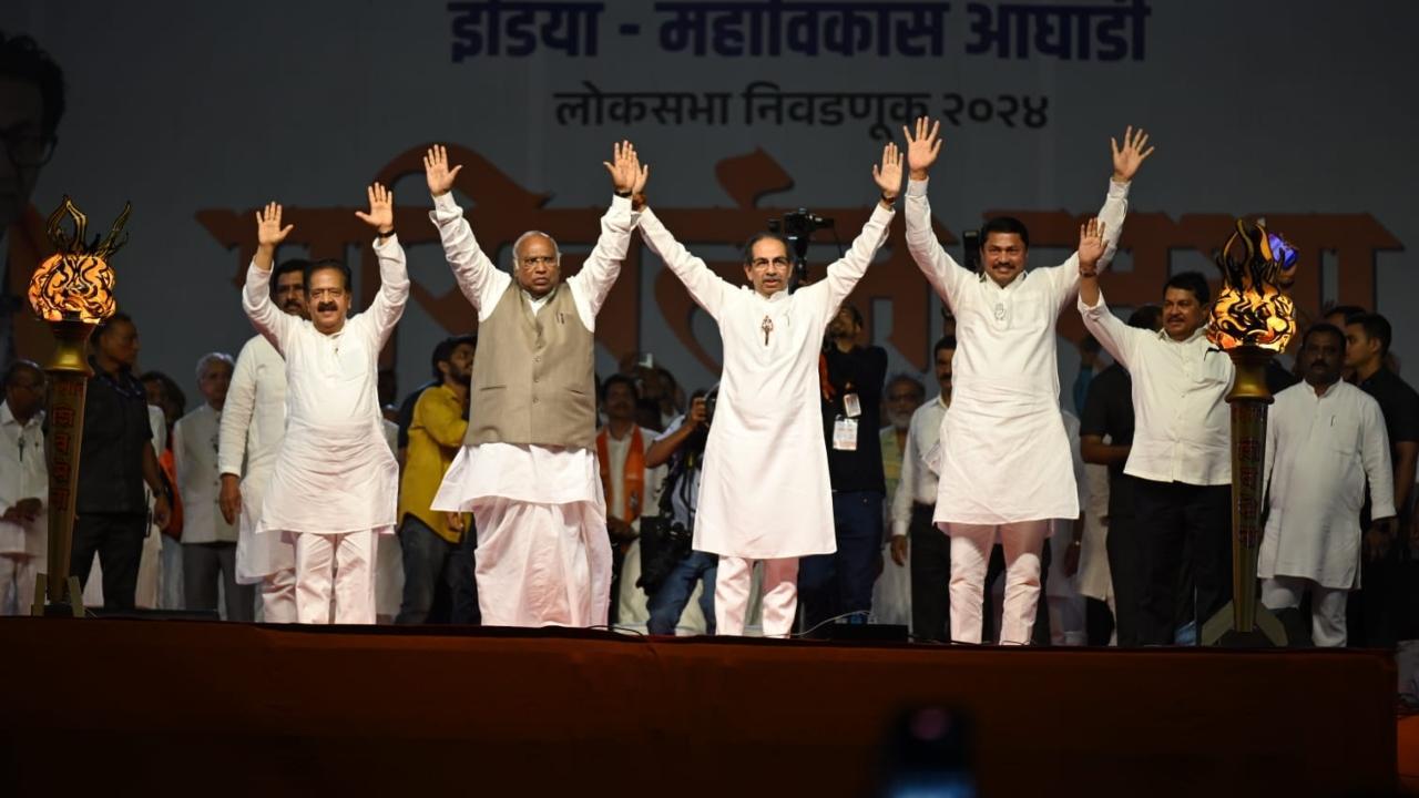 Arvind Kejriwal along with Uddhav Thackeray, Mallikarjun Kharge and other leaders on Friday. Pics/Sameer Markande and Atul Kamble