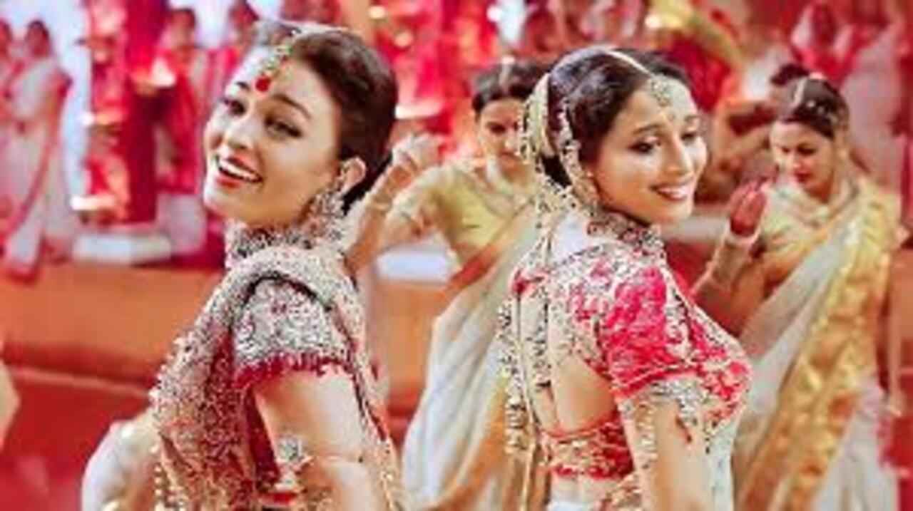 Dola Re Dola - Devdas
Dola Re Dola is undoubtedly one of Bollywood's most popular and memorable numbers. Madhuri Dixit and Aishwarya Rai Bachchan's graceful moves and traditional sarees in the song were a visual delight for the audience