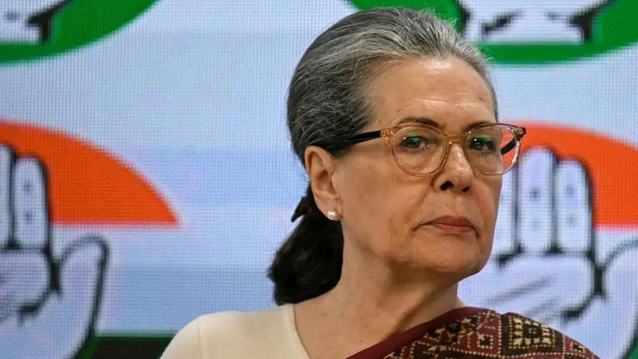 Sonia urges Delhi to vote for Congress, AAP in elections to 