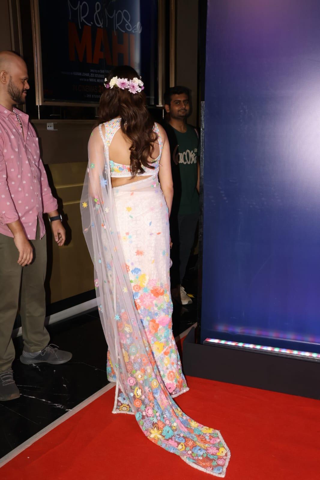 Janhvi enhanced her hairstyle by adding beautiful flowers