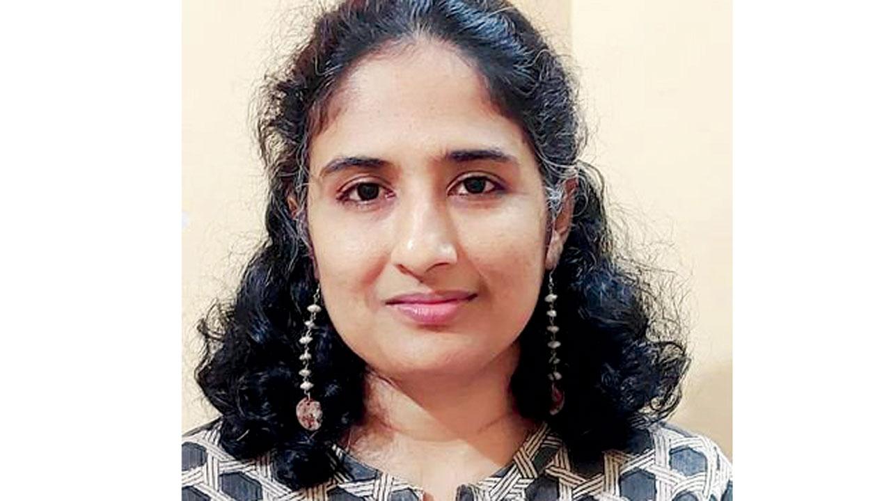 Mukta Dabholkar, daughter of deceased