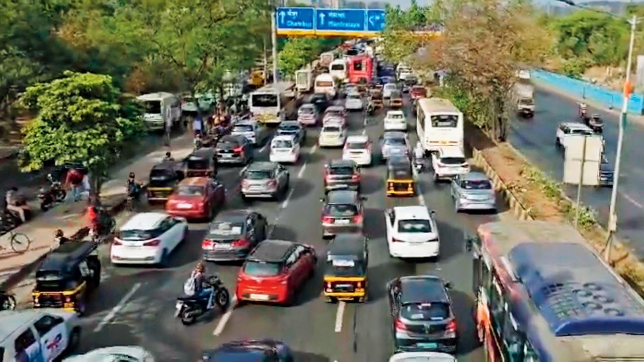 Traffic congestion on EEH was attributed to regular train commuters taking to the road owing to the mega block