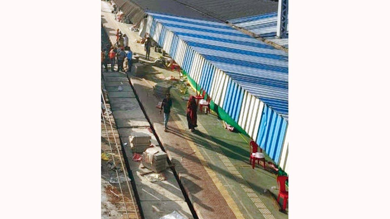 Lego-like blocks placed to extend the platform at Thane