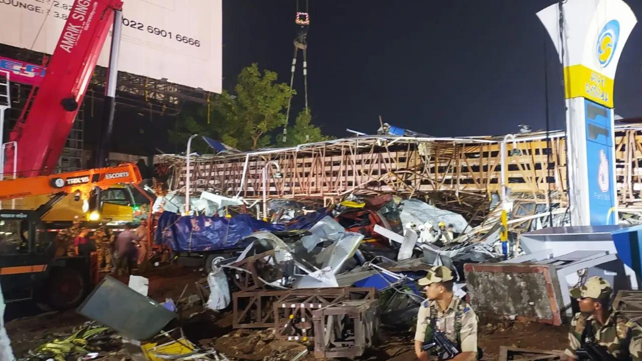 NDRF personnel at the Ghatkopar hoarding collapse site/ NDRF