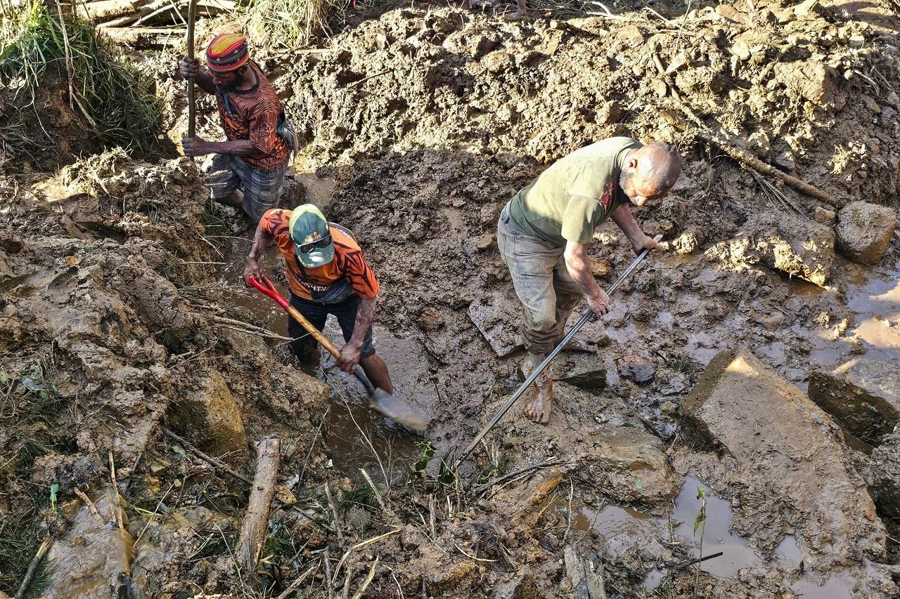 The UN agency has officials at the scene in Enga province helping shelter 1,600 displaced people. The agency estimates 670 villagers died, while Papua New Guinea's government has told the United Nations it thinks more than 2,000 people were buried. Five bodies had been retrieved from the rubble by Monday