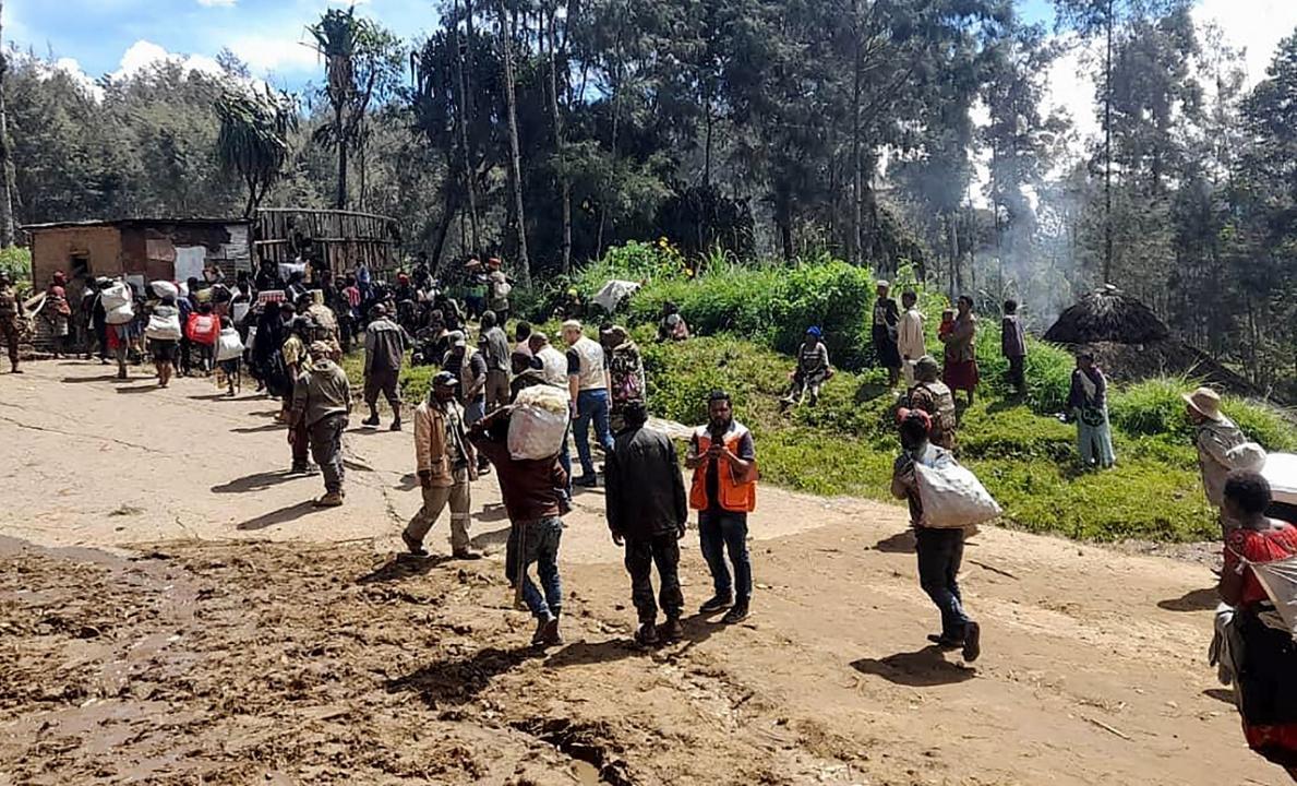 In Photos: Authorities in Papua New Guinea search for safer ground