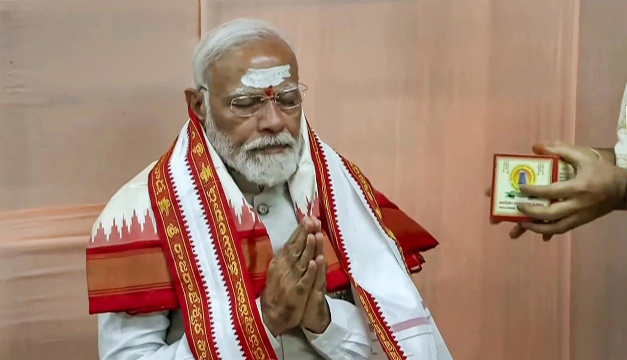 PM Modi offers prayers at Sri Raja Rajeshwara Swamy Devasthanam in Telangana