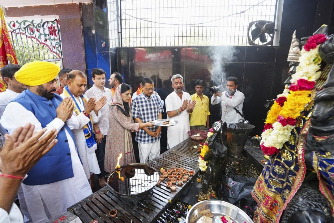 Delhi CM Kejriwal, Bhagwant Mann offer prayers at Delhi's Hanuman temple
